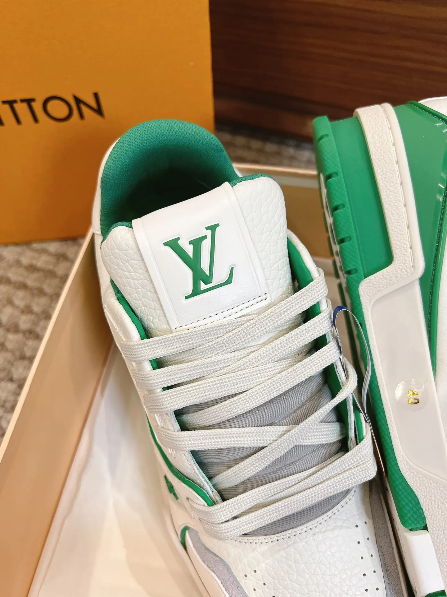 👟👟Ex-factory price 840👟👟 Dongguan high-end supply top version LV-Louis Vuitton 2022 catwalk new style, original 1:1 developed replica! ! It is very comfortable to wear on the foot. It is made of fine workmanship. The upper is spliced ​​with calfskin imported from Italy. The side is decorated with the brand's LOGO and signature. The cowhide foot pads are lined with mesh, making the foot feel super comfortable. The original two-color TPU combination outsole is specially provided by the original factory. Packing process: Goodyear stitching and overlocking Size: 35-44 standard size
